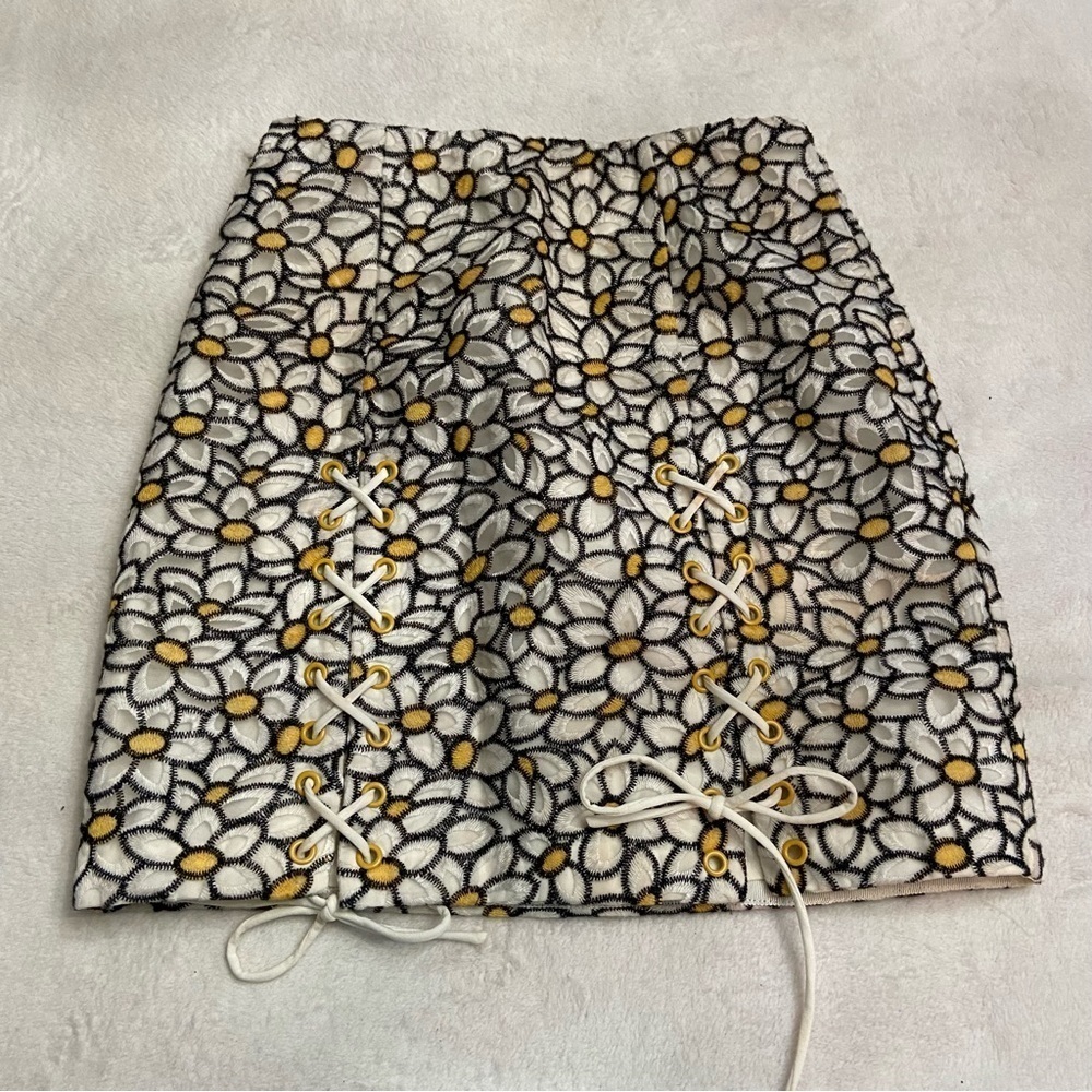 Nbd Daisy Embroidered Mini Skirt in White Daisy 28390 - Picture 2 of 14
